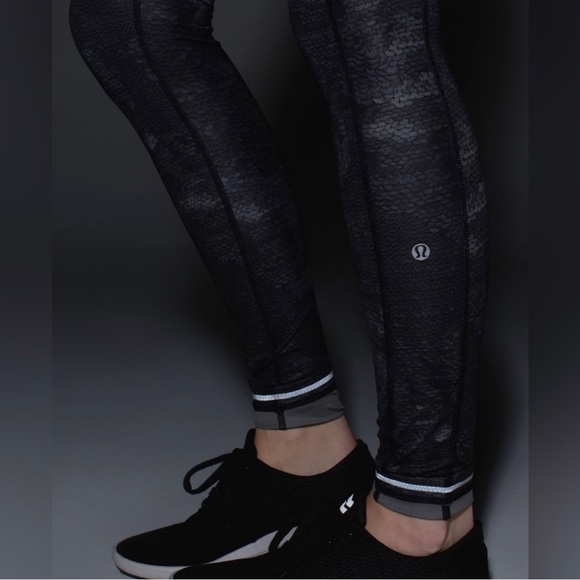 Lululemon Speed Tight II Full On Luxtreme Sequin Snake Slate Black Size 4 - Picture 3 of 16